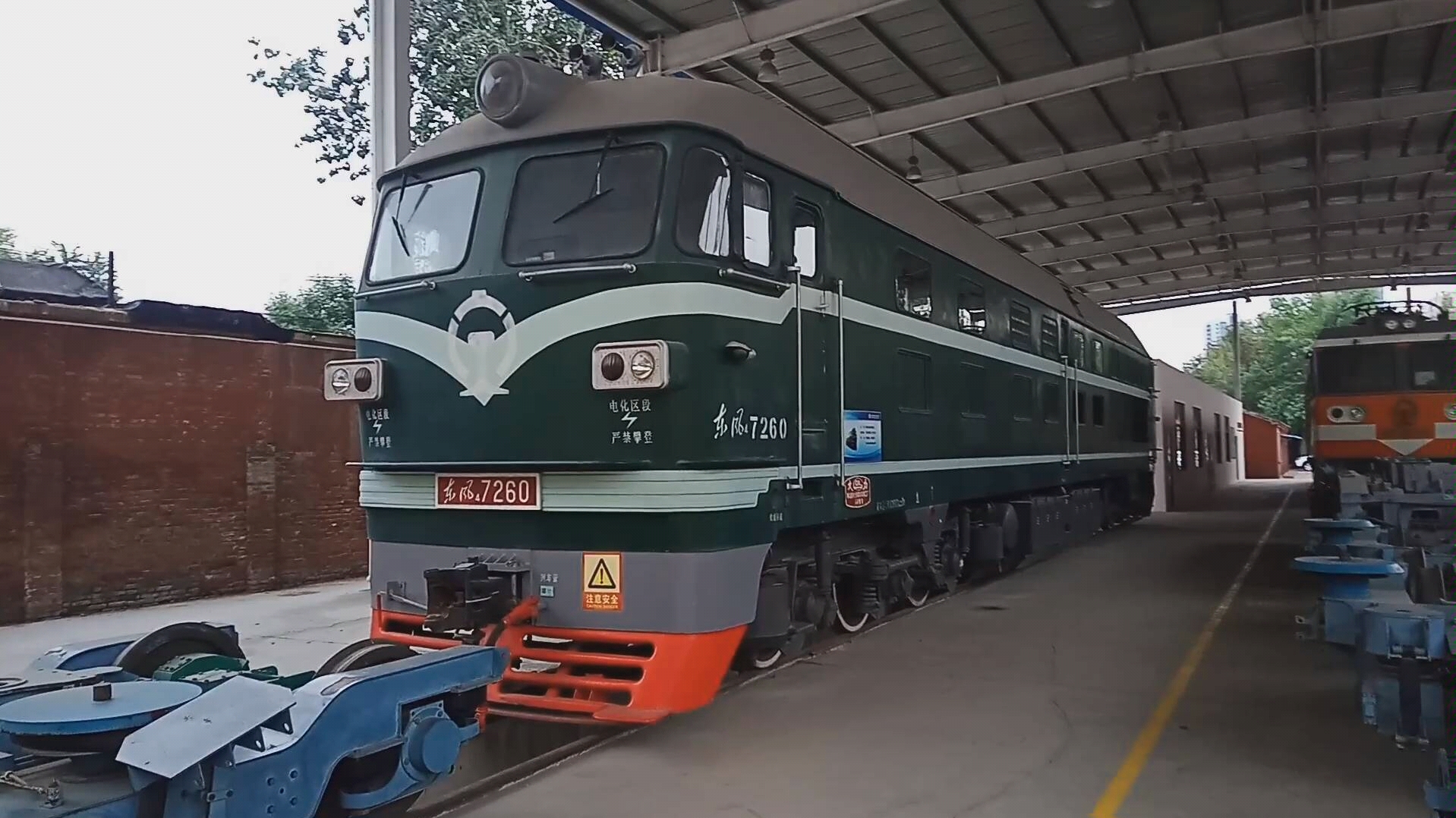 中国铁路天津铁道职业技术学院的df4b教学用机车