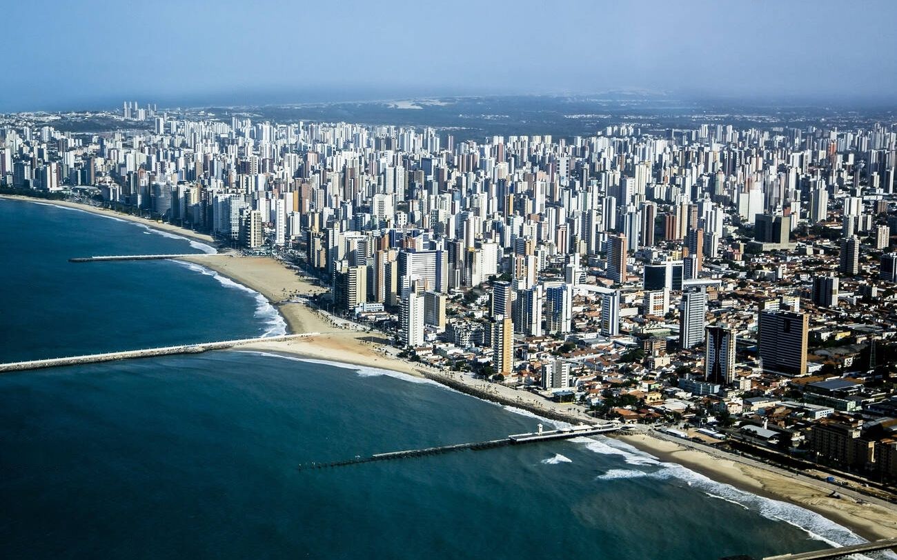 航拍福塔莱萨城市和海滩