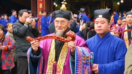 邱裕松道长,法名鼎通.十岁起随父亲诵读道教经典,学习斋醮科仪.十八岁在天师府受箓,是硕果仅存的正一派天师道鼎字辈老道长.这才是仙风道骨!...