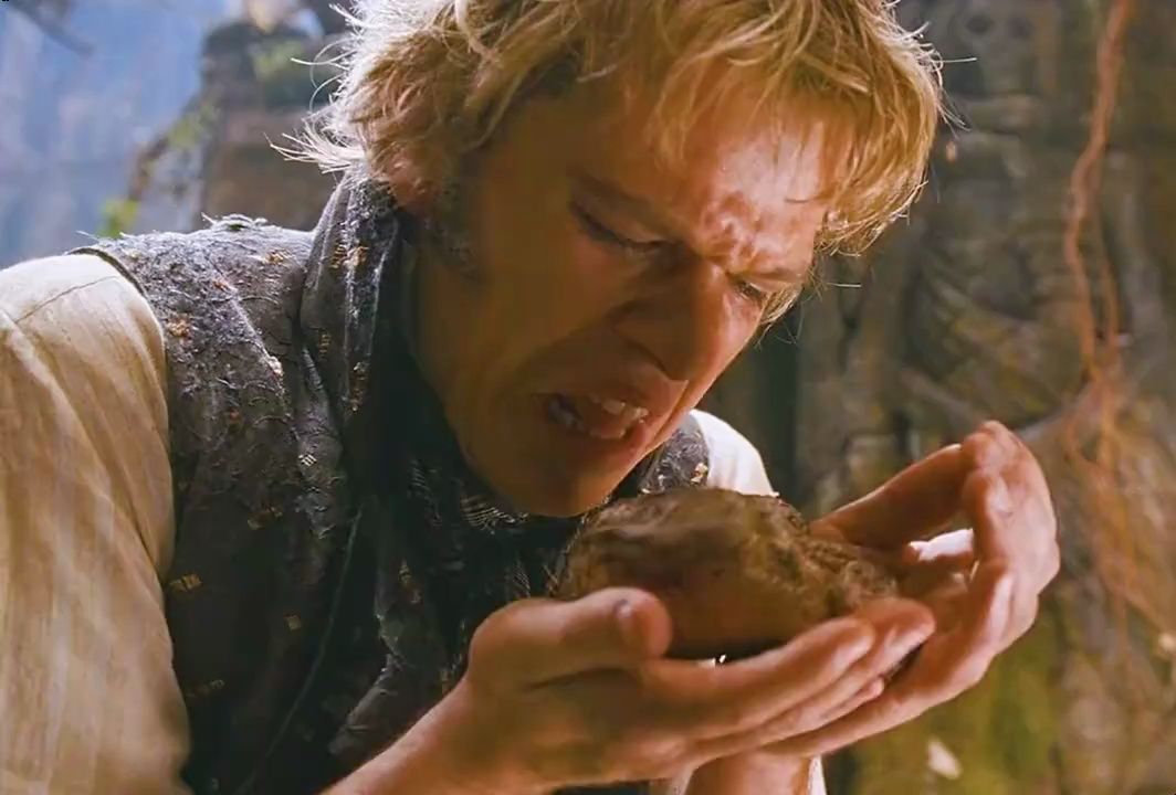 这个男人真变态,为了得到宝藏,他竟舔了一口癞蛤蟆!