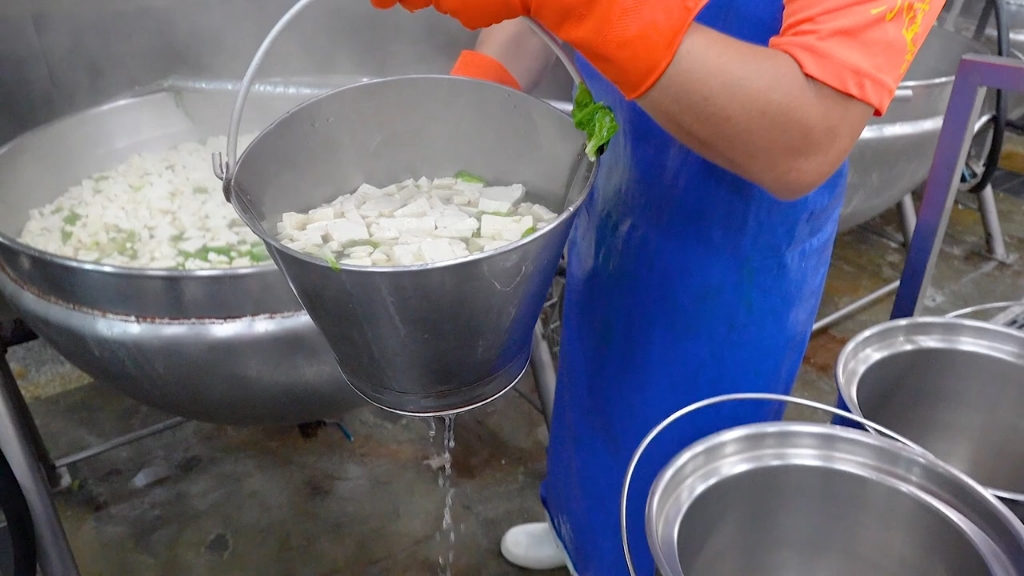 [图]Mass Production of School Lunches in Taiwan! / 3,000人份的學校營養午餐製作