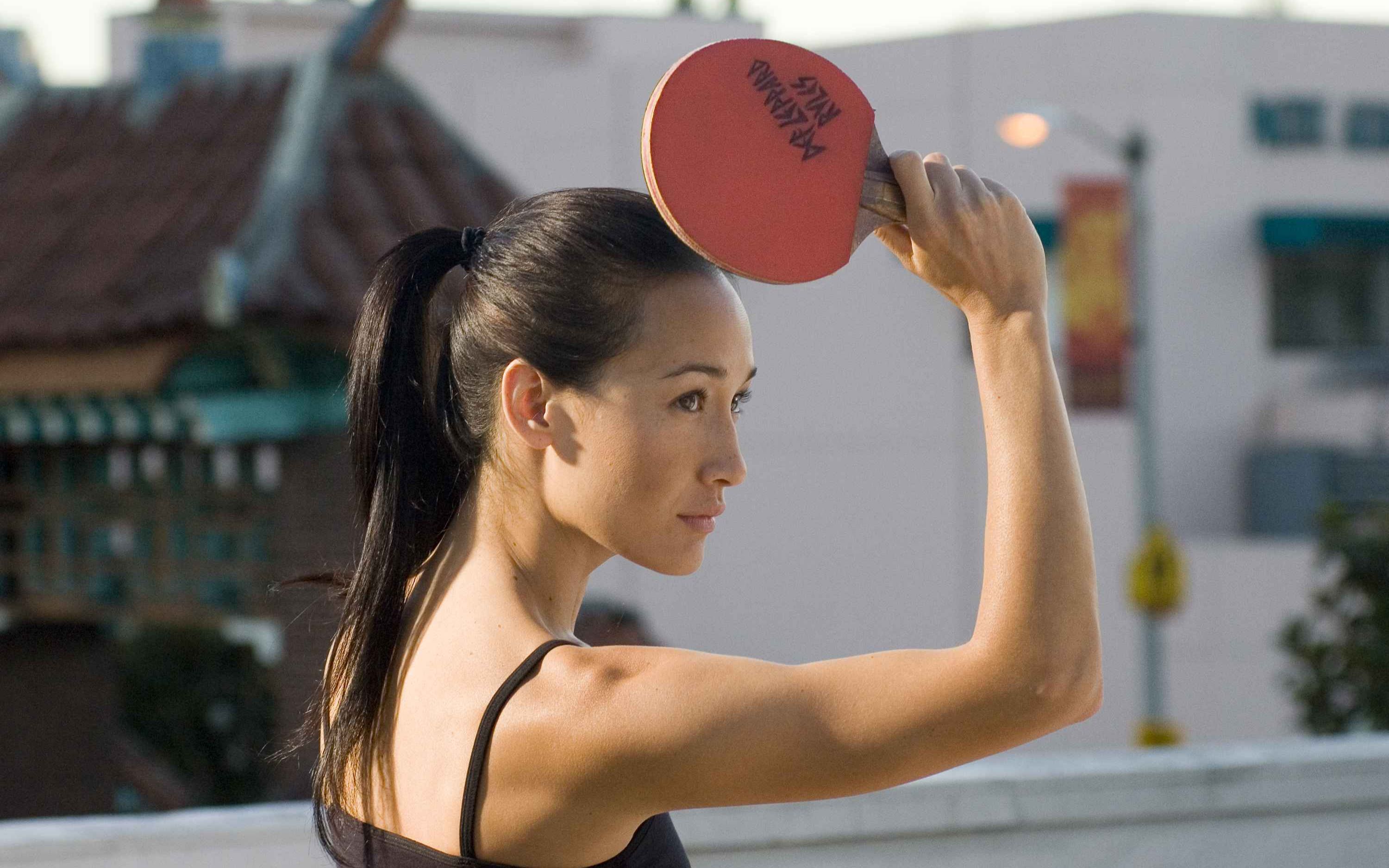 美女用勺子打乒乓球,实力碾压外国高手,还一个打四个