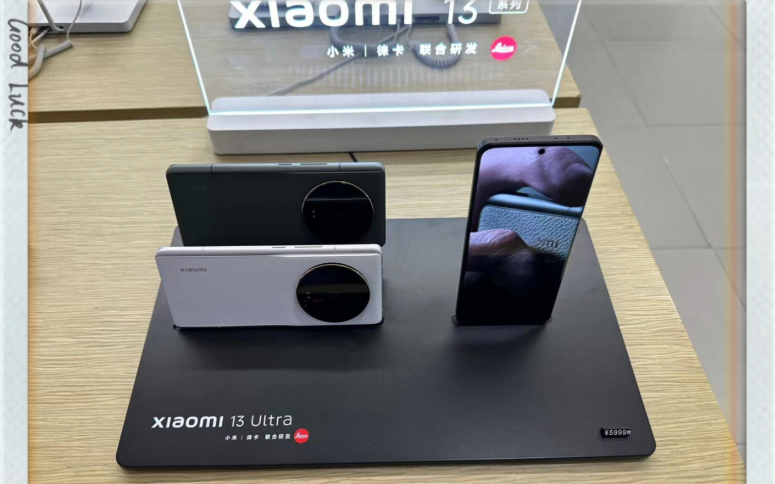 小米13u绿色和白色背面上手展示