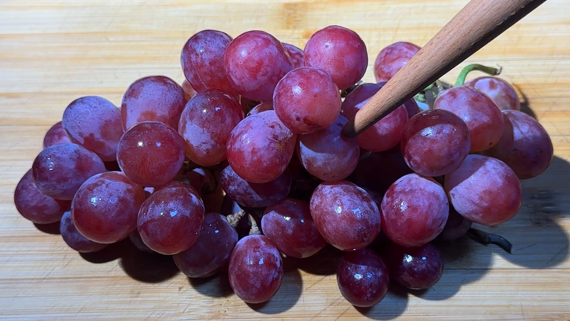 清洗葡萄只用盐和小苏打,等于吃虫卵,教你一招,杂质虫卵全去除