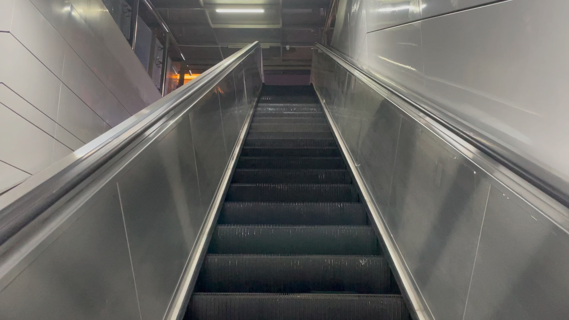 【终于再次启用了!】东莞大道怡丰人行地下通道自动扶梯