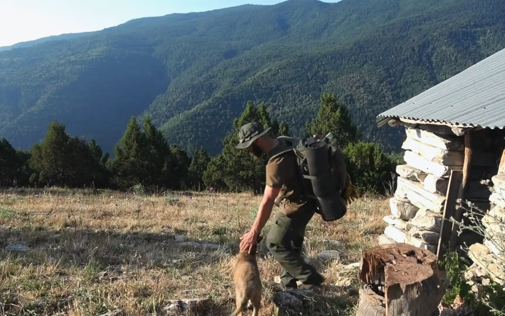 [图]科斯塔斯先生户外露营-在一个废弃的石头小屋里，和我的小狗一起在山高1000m的山上独舞了2天