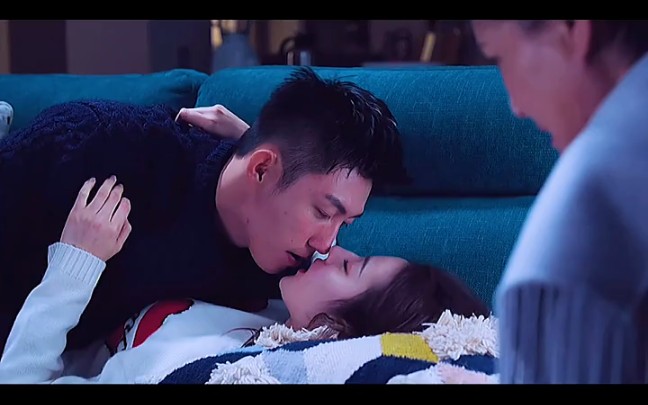 情侣约会接吻尴尬现场，一定看到最后哦 #剧名:  幸福，触手可及#半是蜜糖半是伤 #浪花一朵朵