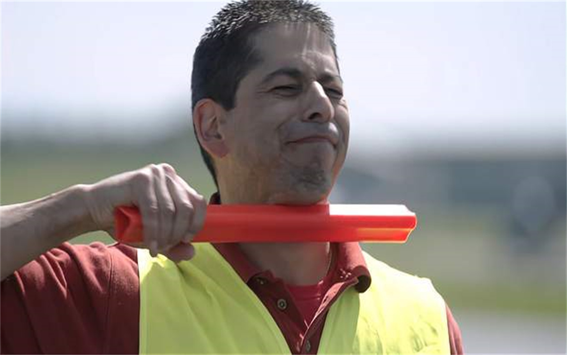 飞机降落之后,为何信号员会做"抹脖子"动作?它代表着什么意思