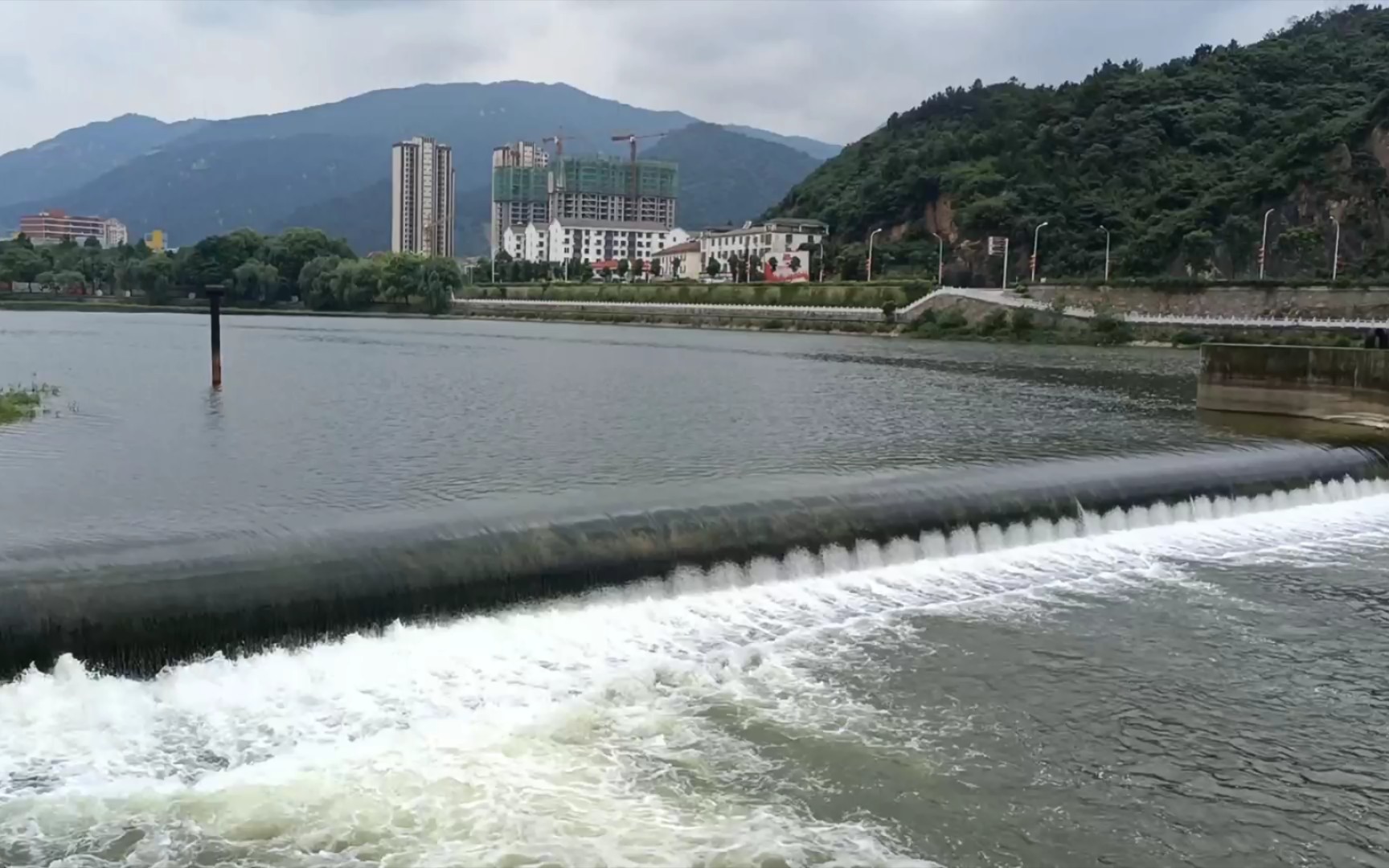 从信阳前往新县走了跑着很爽的337339又看到了小潢河