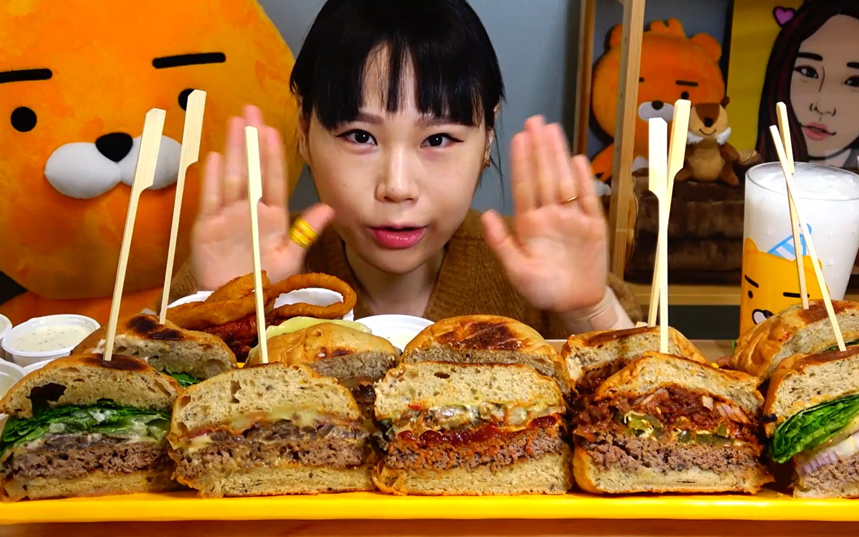 韩国吃播卡妹 生活中不可缺少的美食之一!汉堡包!_哔哩哔哩_bilibili