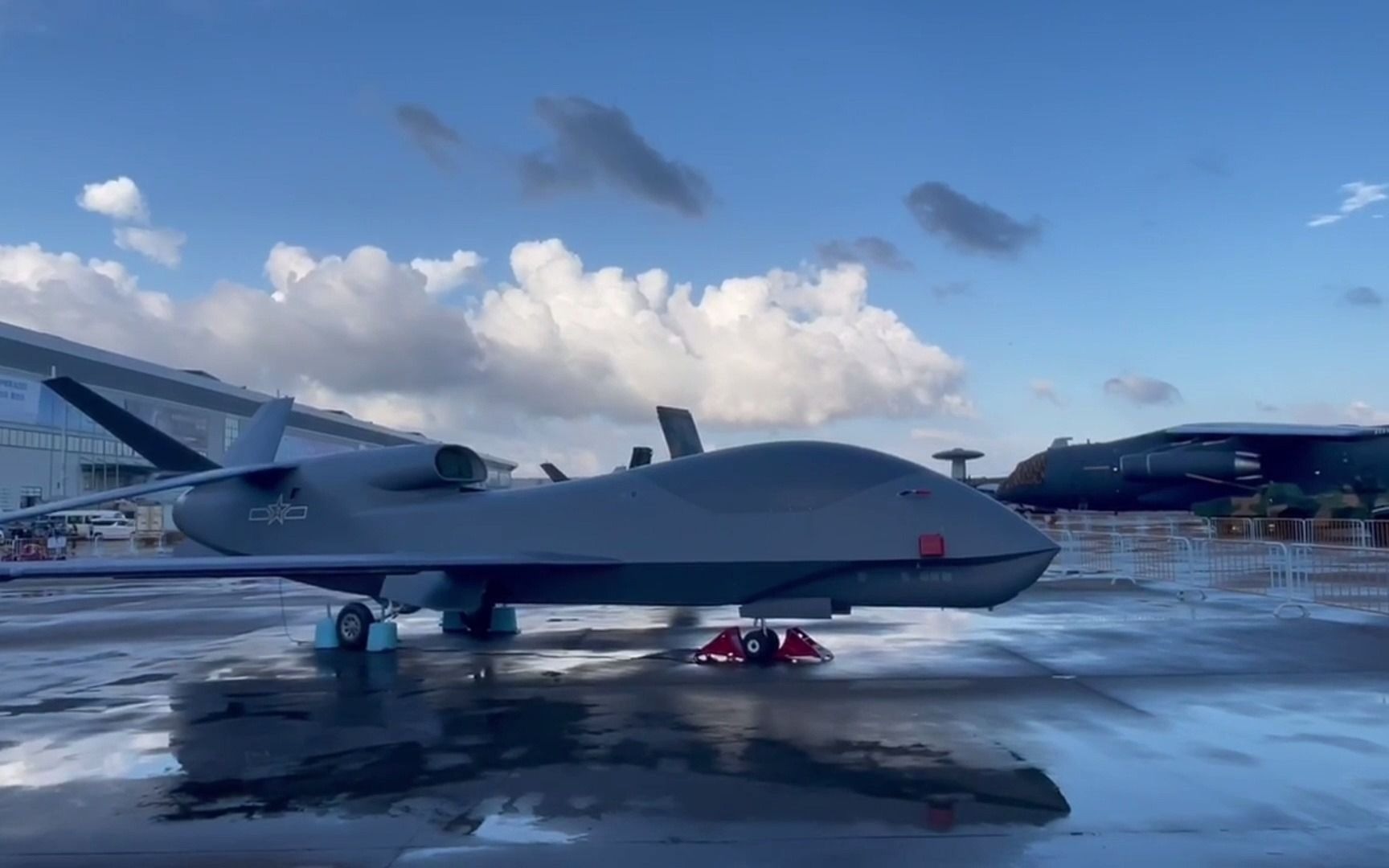 雨后的无侦-7"翔龙"无人机