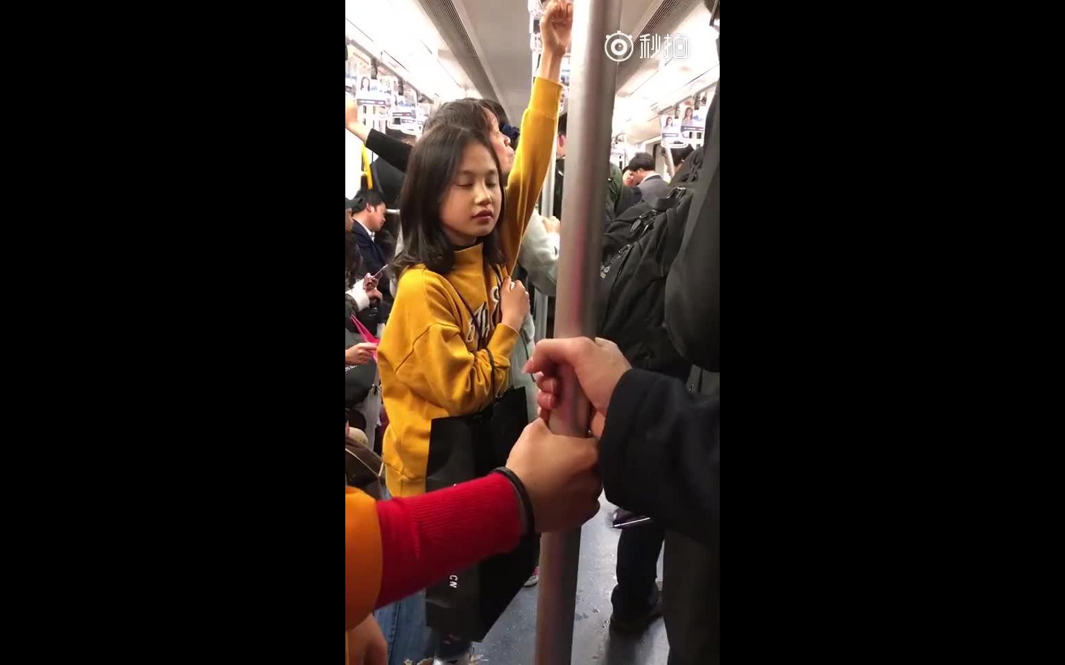 抖音地铁摸手秀恩爱合集终于来了 爆笑_哔哩哔哩_bilibili