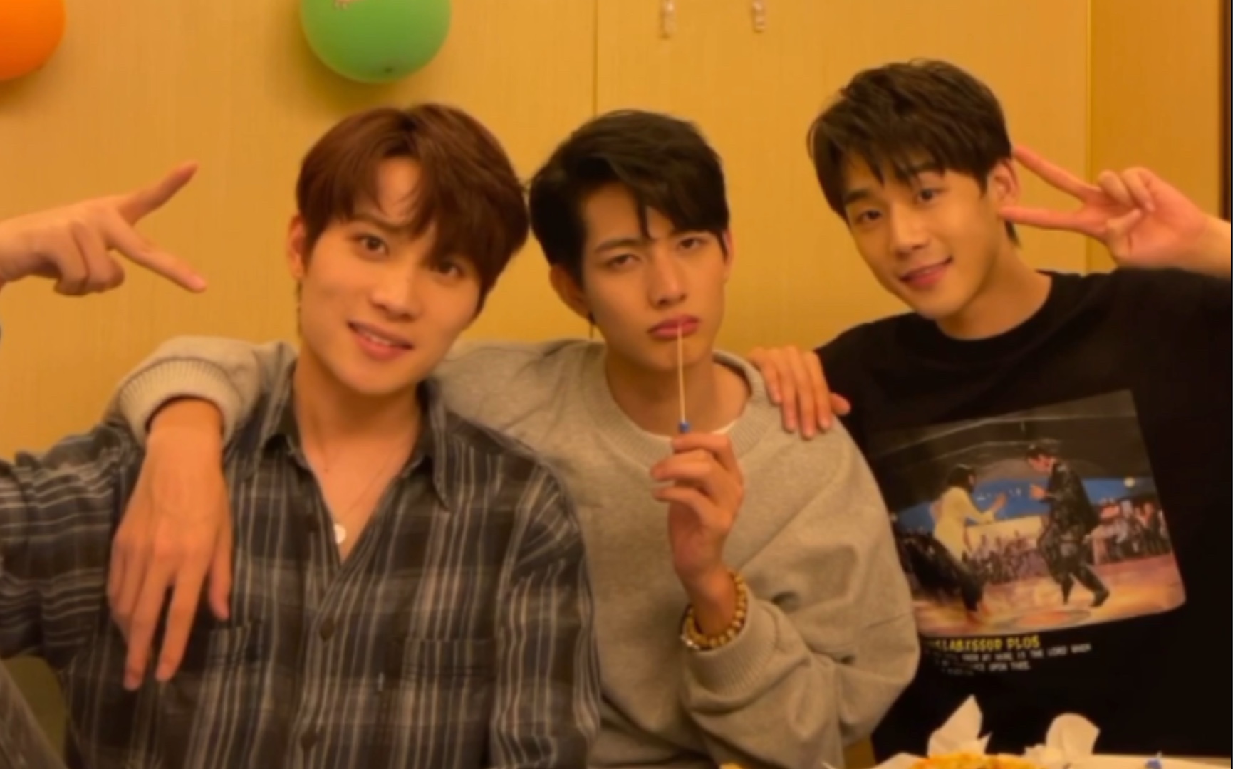 活动  【甘望星】甘望星 井胧 谢兴阳吃火锅live图 甘望星混剪