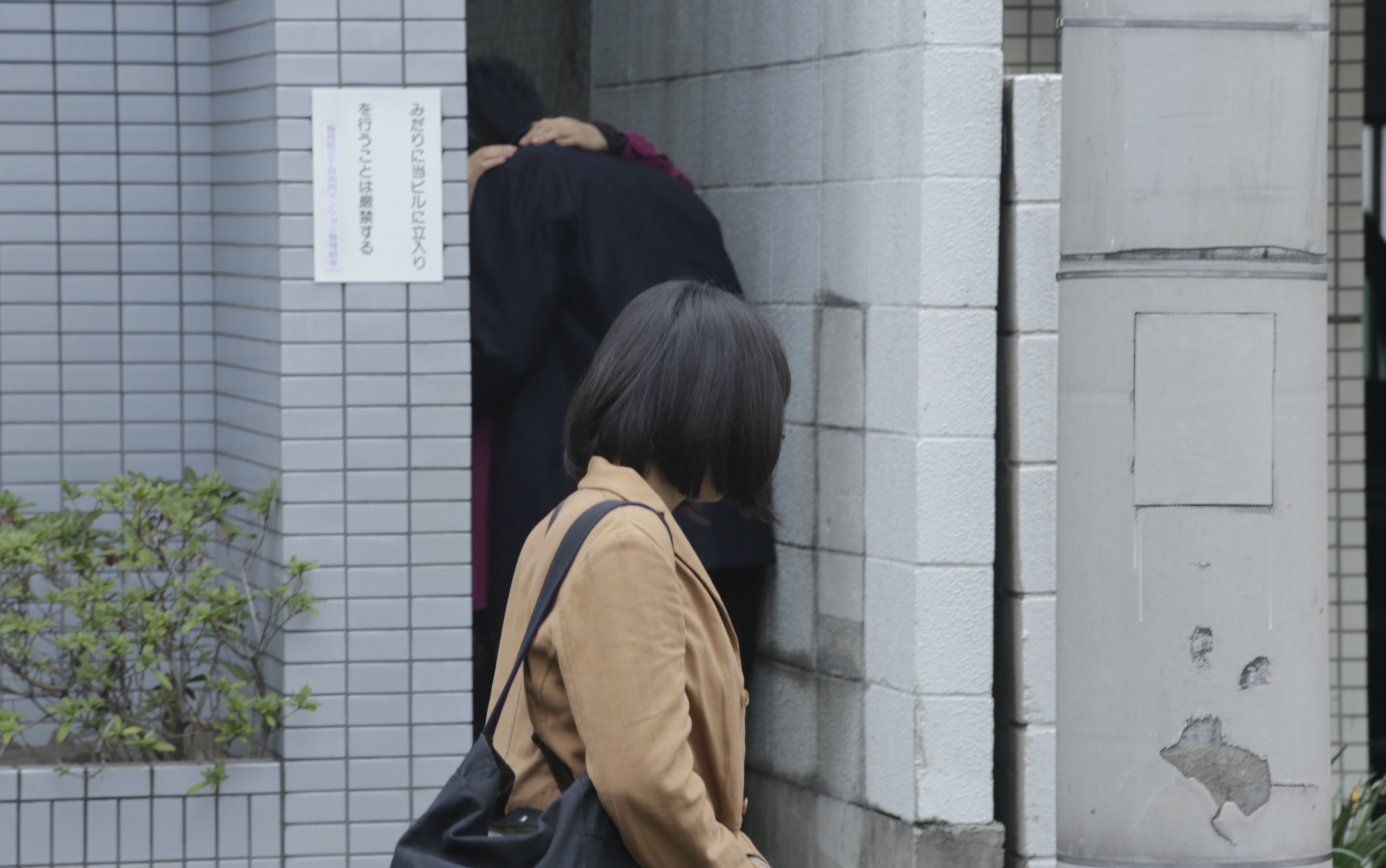 女子为完成论文跟踪一个陌生男人却看到他如此猥琐的一面