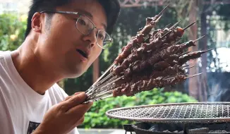 Download Video: 暴雨一人食，烤个3斤羊肉配饺子皮，这不比吃饺子还过瘾？