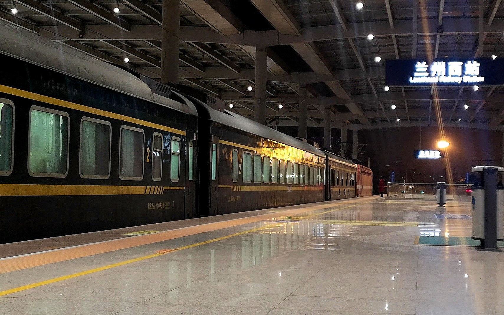 铁路拍车t6612次列车天祝站进站及兰州西站出站