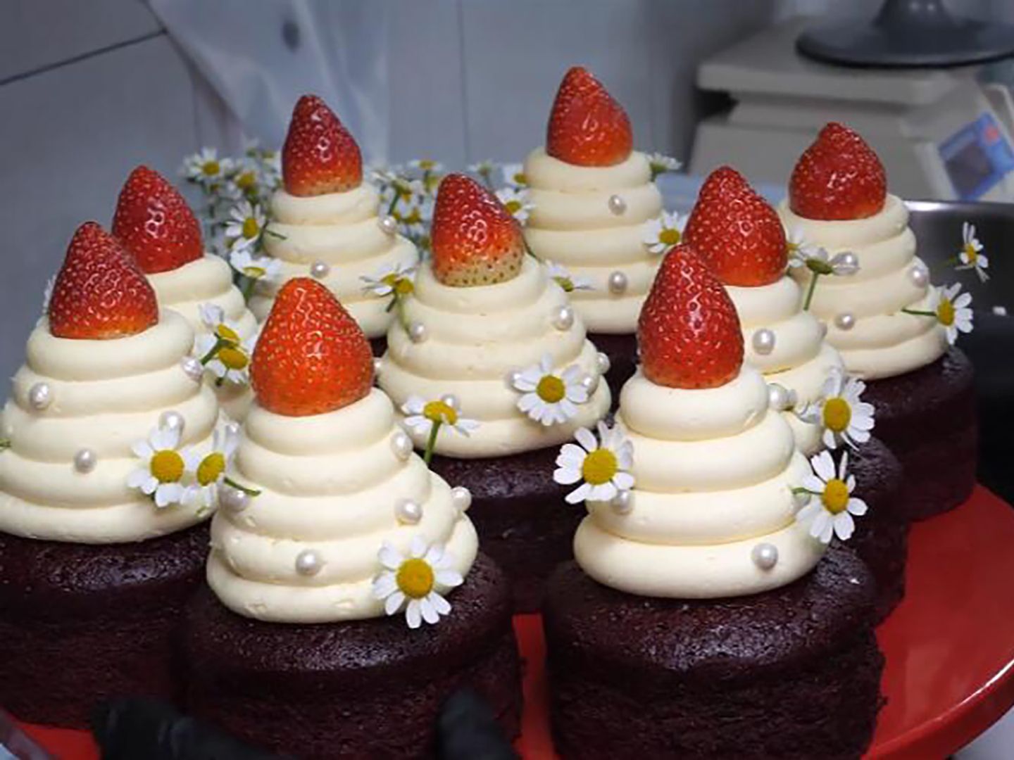 探店韩国美食:精致奶油蛋糕,口感绝佳,让你大饱口福!