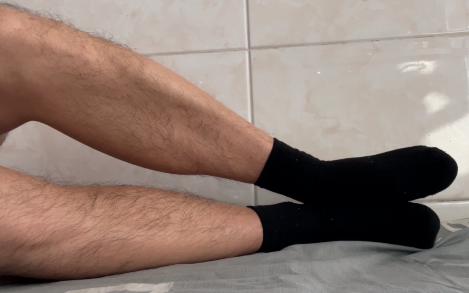 腿毛大叔黑袜子午睡,做梦黑袜挣扎….