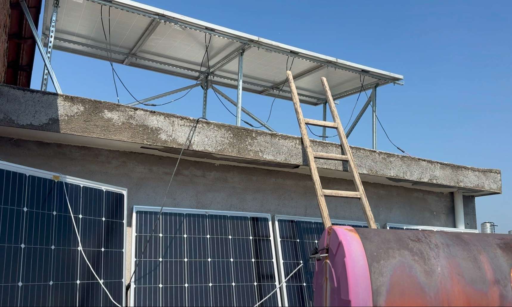 巧家县探究光伏发电与生态护林共赢：板上发电 板下护绿