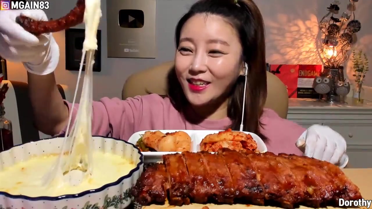 看韩国美女主播大口吃肉芝士配排骨包你饿系列
