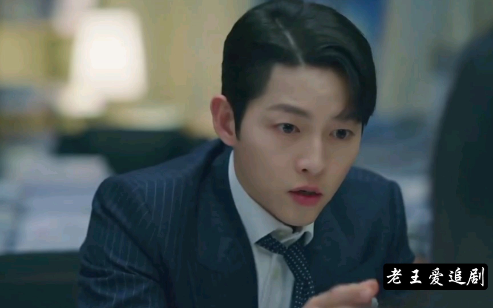 宋仲基黑道律师第14集大家背着文律师偷偷取金条原来漂亮女老师是个