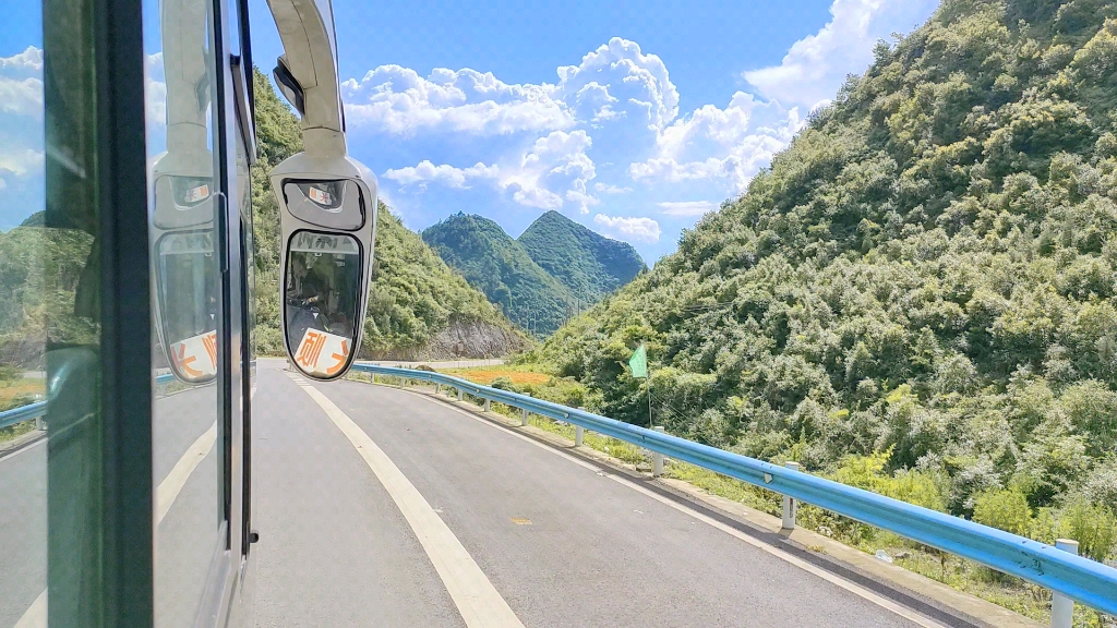 [图]跟生活请个假，来一场说走就走的旅行，慢慢看风景，感受风的惬意，景色不需要多美，能卸下一身的疲惫就行。