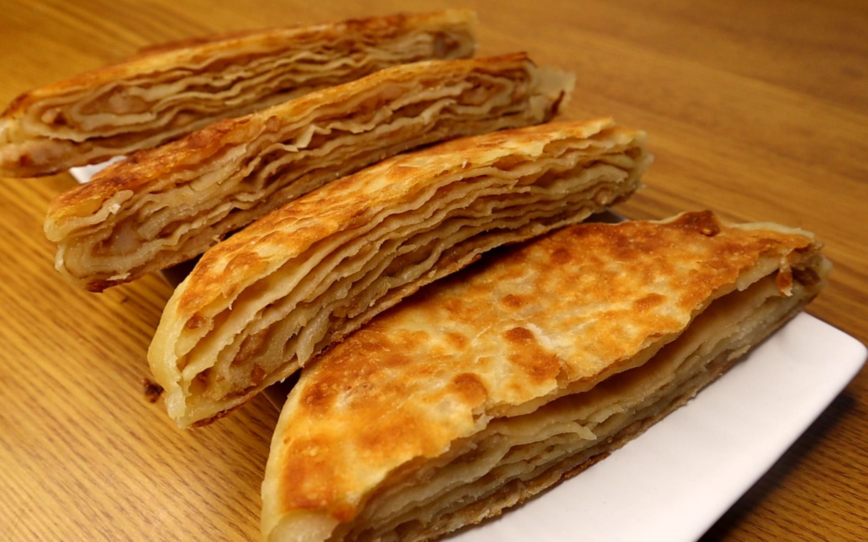 【千层肉饼】外酥里嫩色泽金黄,层层裹着肉馅的大肉饼,咬一口满嘴留香