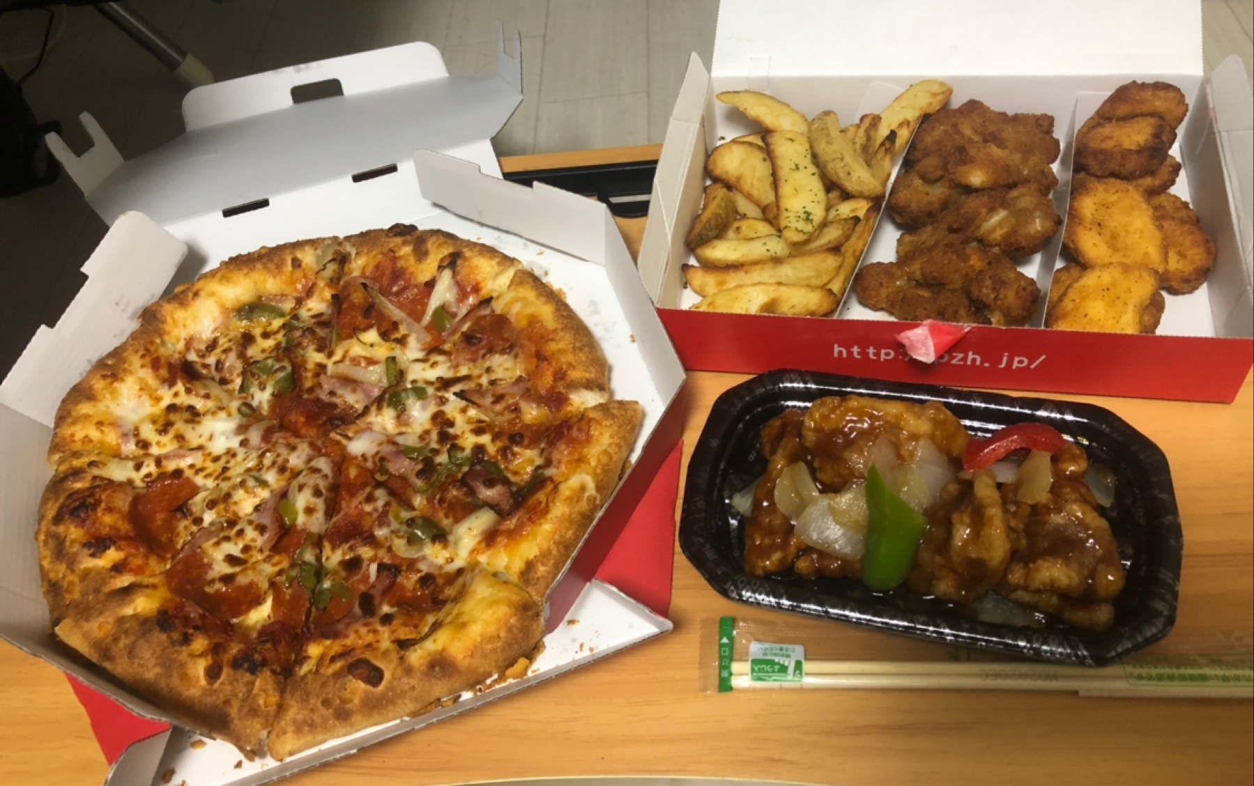 吃独食点了一堆日本必胜客披萨和炸鸡我发誓再不会点这个绿色的辣酱了