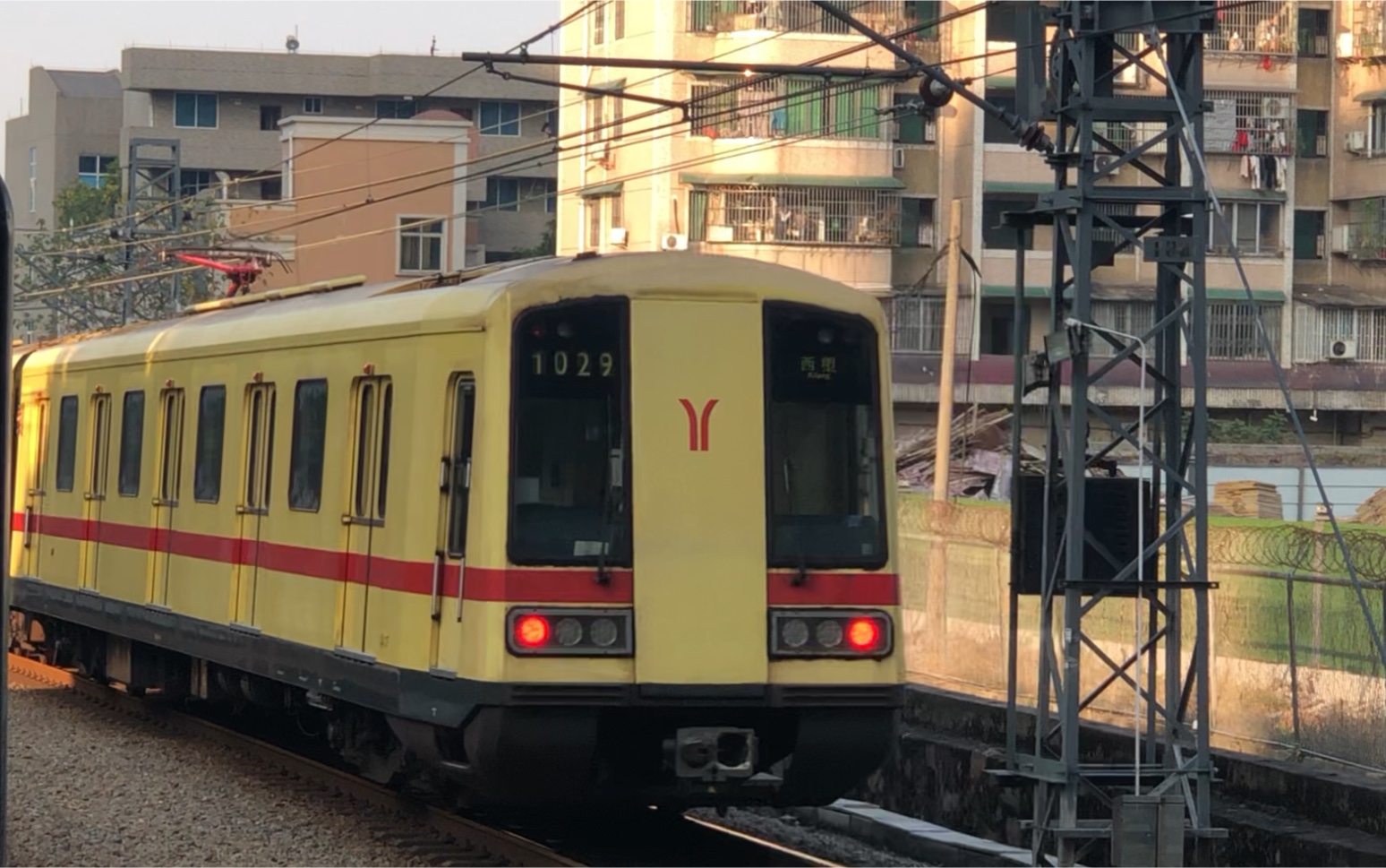 【广州地铁1号线】a1改不锈钢扶手大西 1x17-18 坑口出站(对侧站台