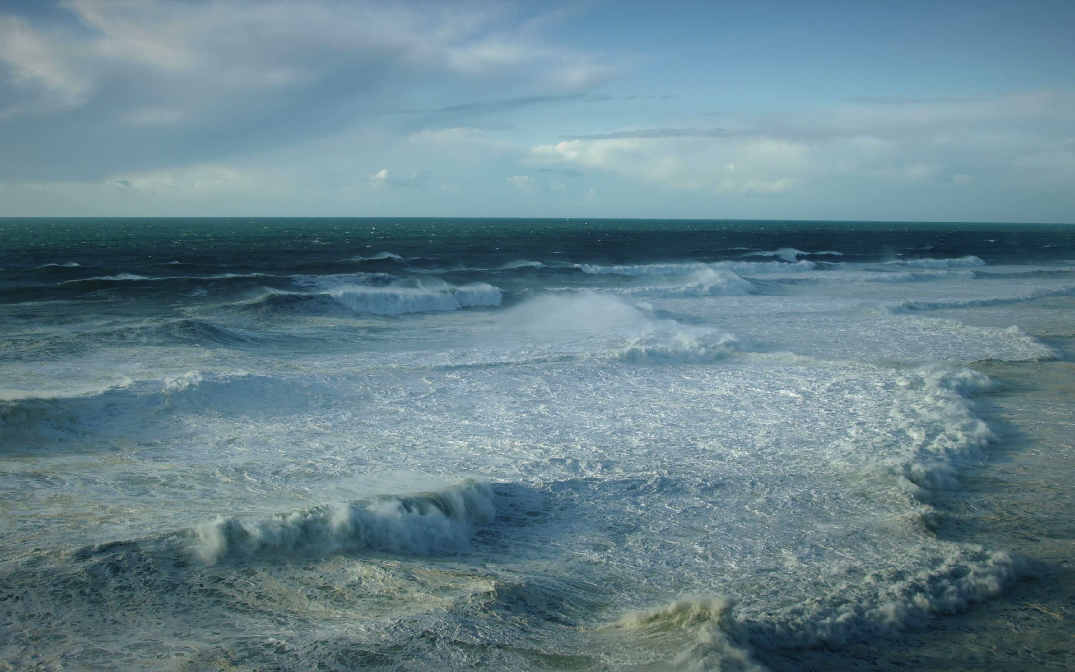 [图]One hour of ocean waves crashing in Nazare, Portugal 4k