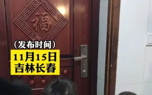 Tải video: 新郎接亲开门后没有恶搞婚闹，只有三个宝宝乖乖坐门后。网友：这才是婚礼该有的氛围