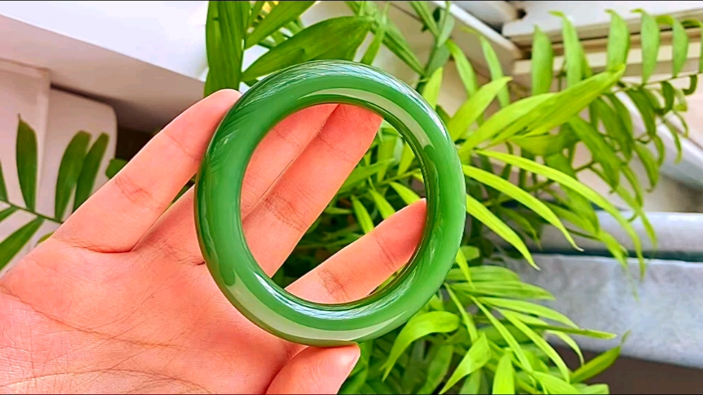 收藏级和田玉碧玉冰底阳绿手镯56-57口径,俄碧老料,阳绿色,玉质冰透