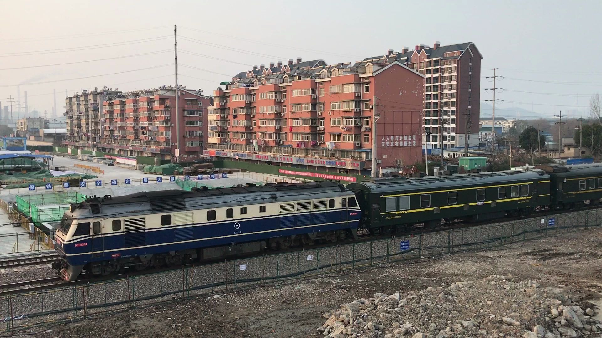 k1157次列车通过"平改立"中的宁芜线67km道口_哔哩哔哩_bilibili