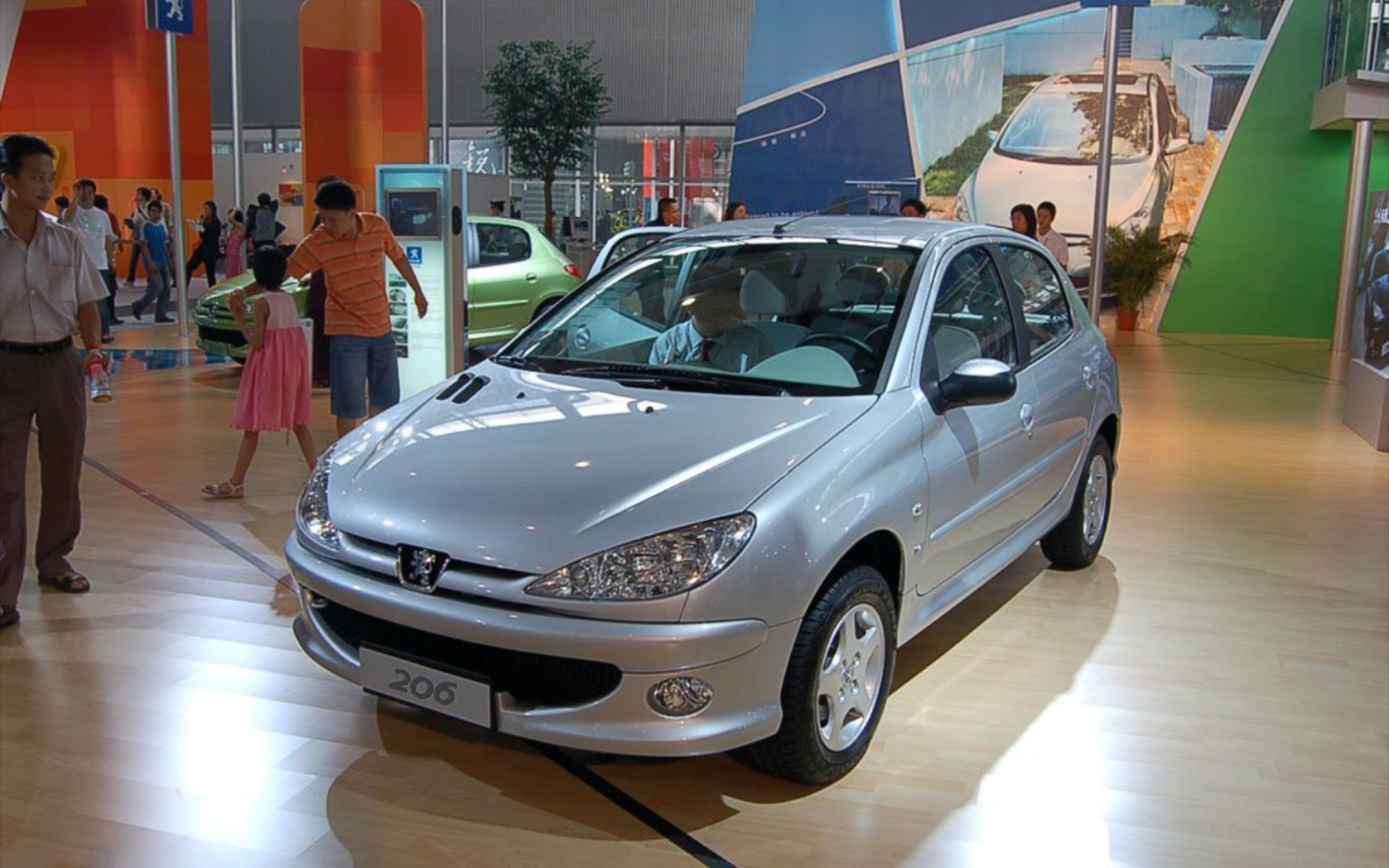 还是看看广告吧】法国标致2062003年30秒广告发现走路变形篇