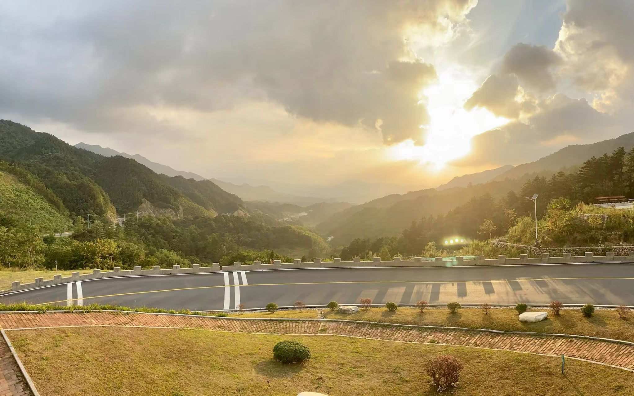 大别山金寨马丁公路(燕子河大峡谷