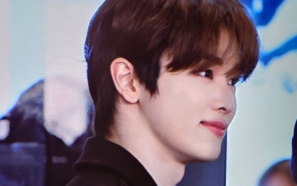 无论何时何地 看到成灿的这张帅气的脸庞 还是会不断的心动