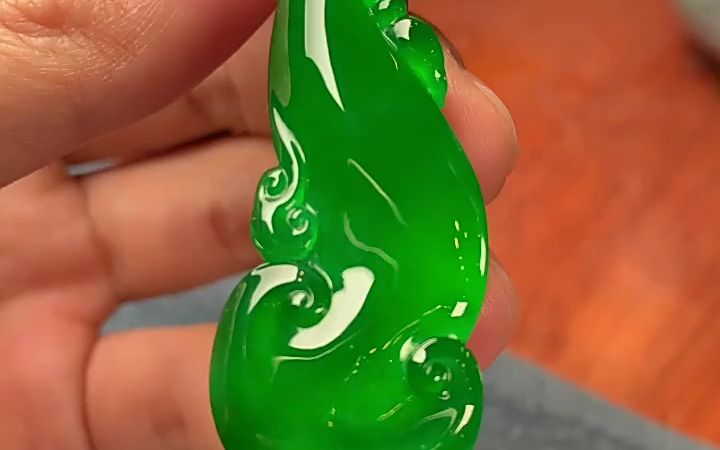 老坑帝王绿起荧光翡翠吊坠 收藏级