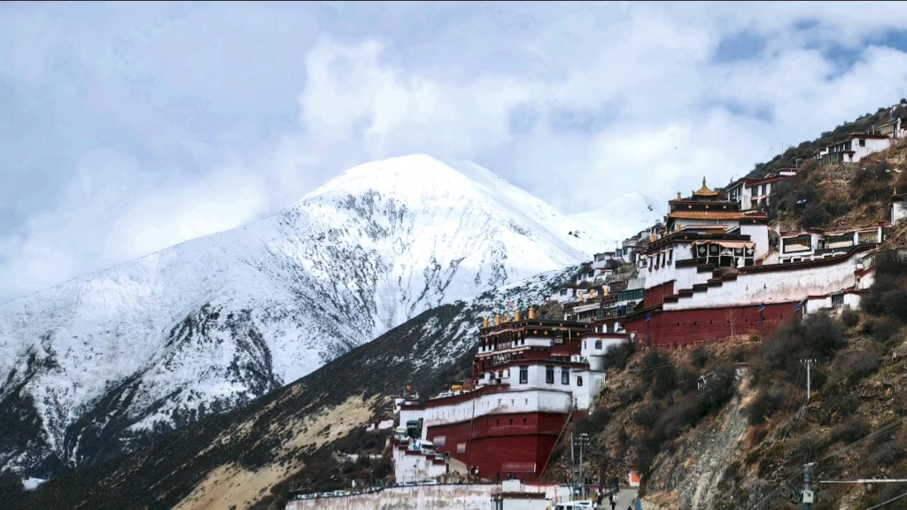 [图]直贡梯寺五月天，雪花飞舞在蓝天白云下