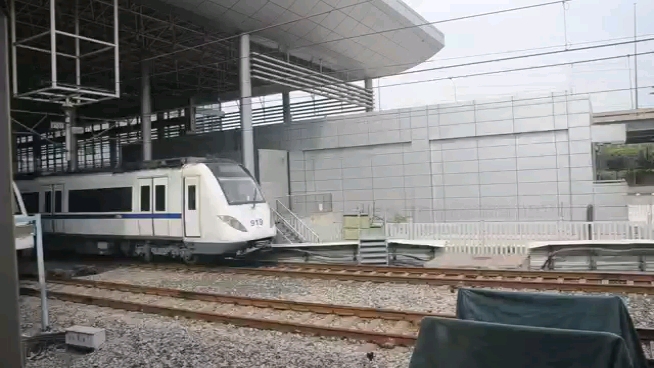天津地铁九号线列车进入终点站东海路站