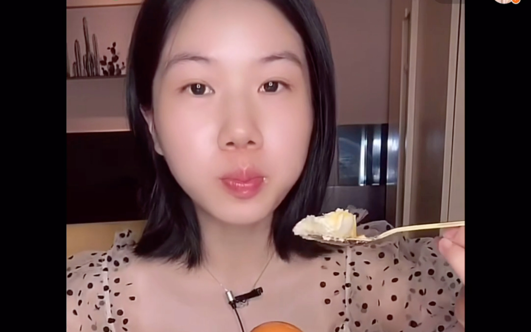 快手高质量吃播(嘉玲妹儿)吃一整个咸蛋黄蛋糕 0801 食音声控