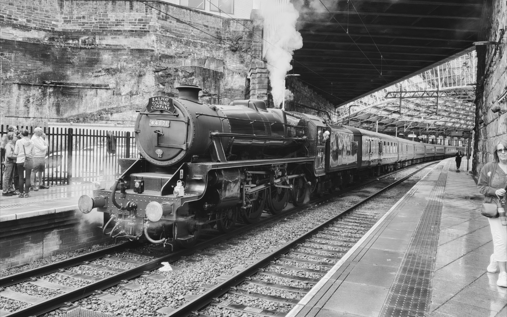 1970年蒸汽机车牵引旅客列车出利物浦石灰街火车站的珍贵影像