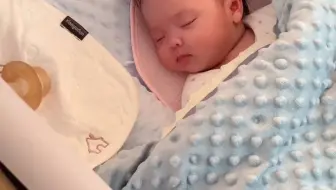 在这个出门靠运气的时代，能平安健康就是最大的幸福了！不管这一年好与坏 都即将结束，在无法预知的未来，愿我们的宝贝都平安顺遂