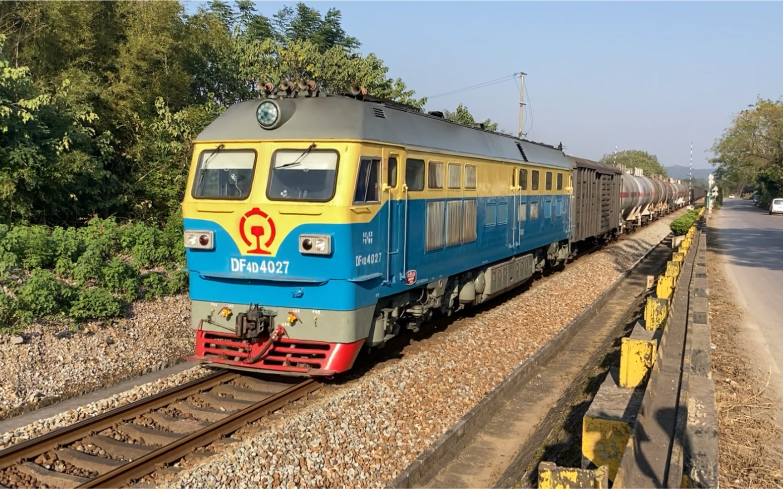 【铁道摄影】宁局柳段df4d-4027牵引下行货列通过湘桂线k518道口附近
