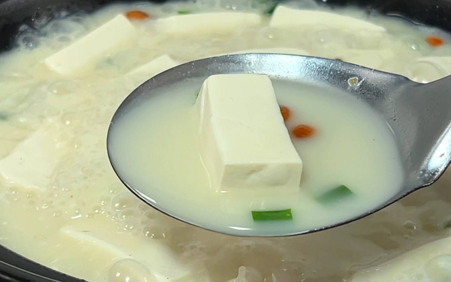 鲫鱼豆腐汤怎样做才汤汁浓白，味道鲜美，大厨教你诀窍，2分钟学会 - 哔哩哔哩