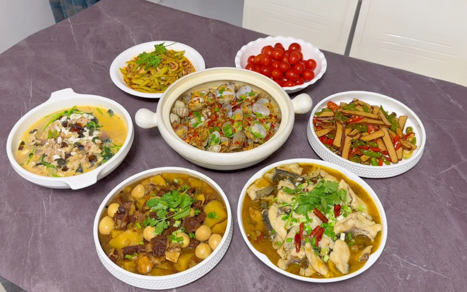 每天在家做饭真治愈,晚餐六菜一汤,每个都好好吃,家人都夸赞