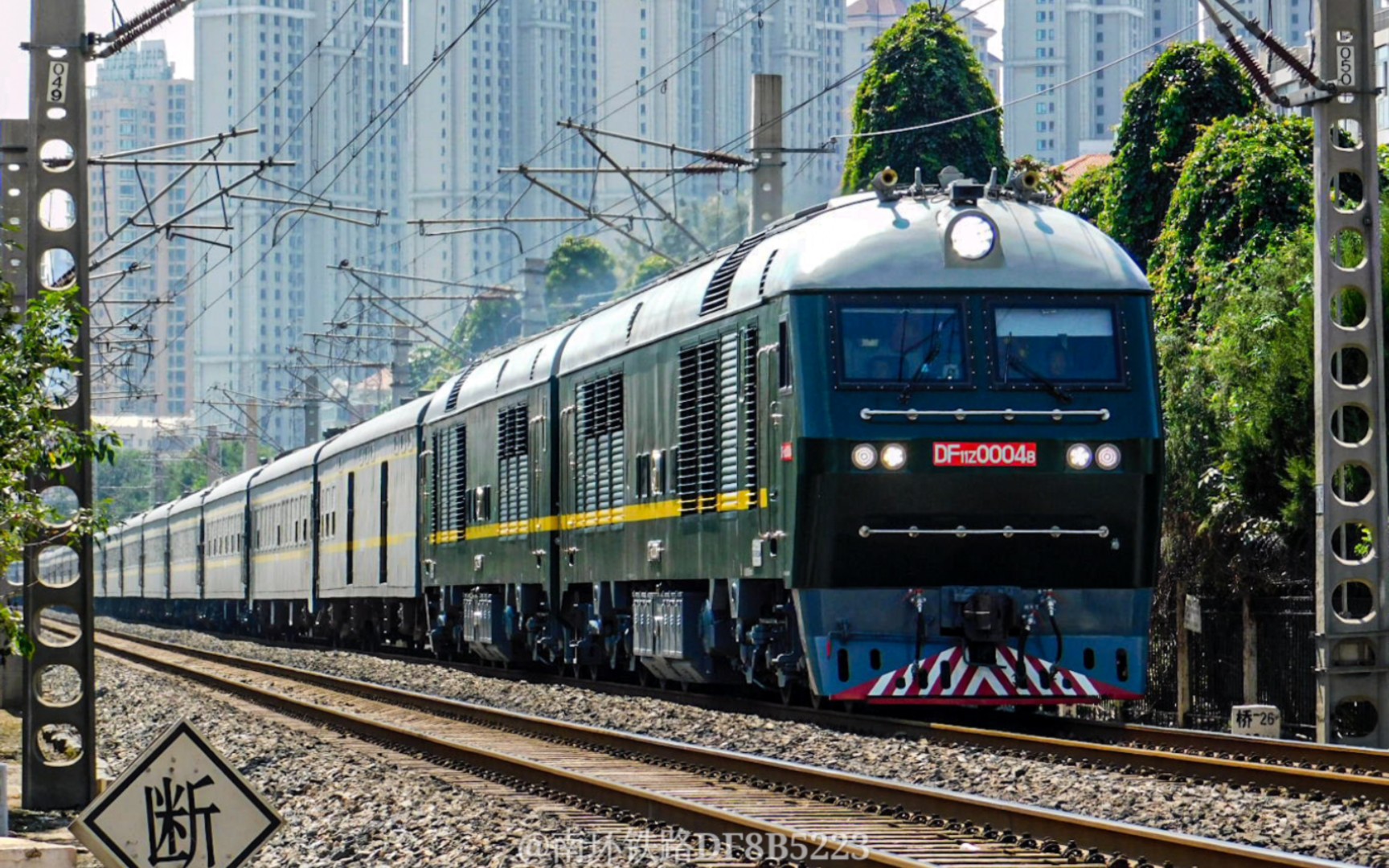 df11z0004牵引津宝特快t58次列车驶向天津北站