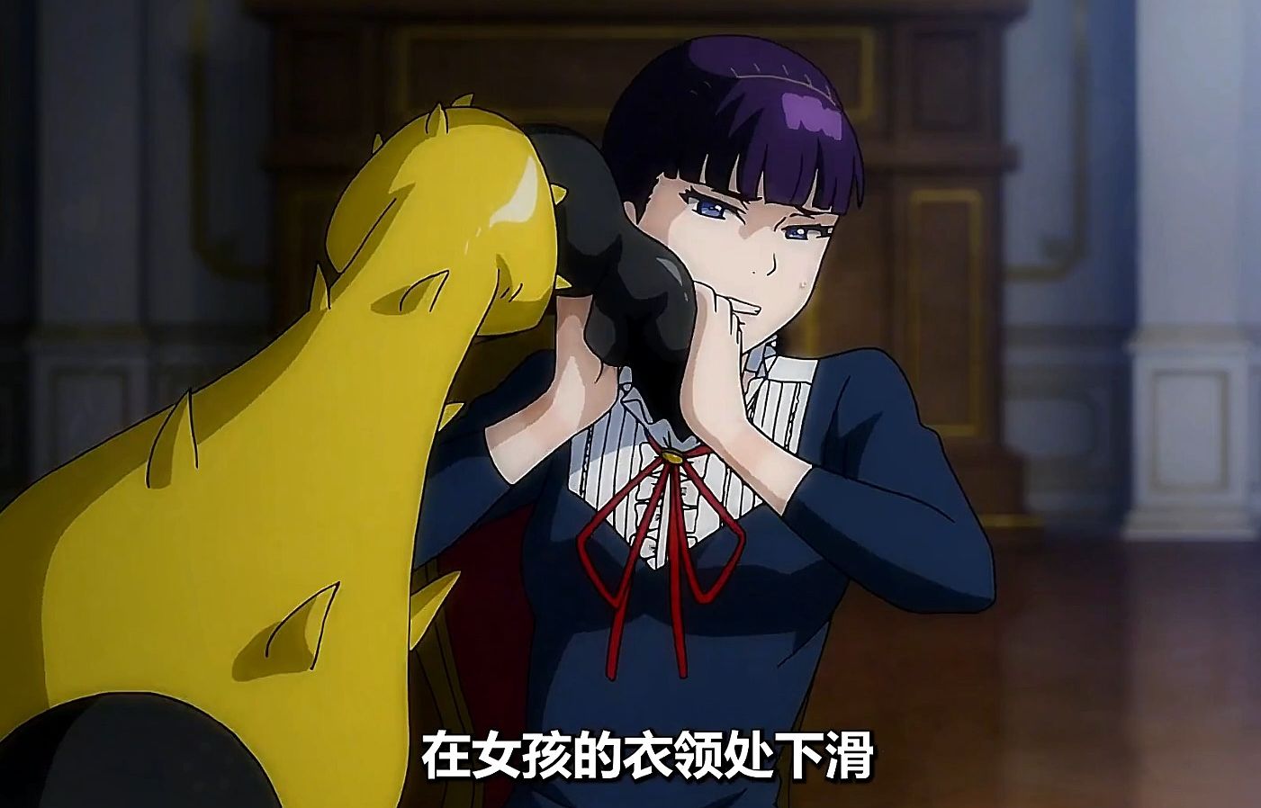 蜘蛛女用腿将女人的衣服撕碎,这一切只是让她换衣服