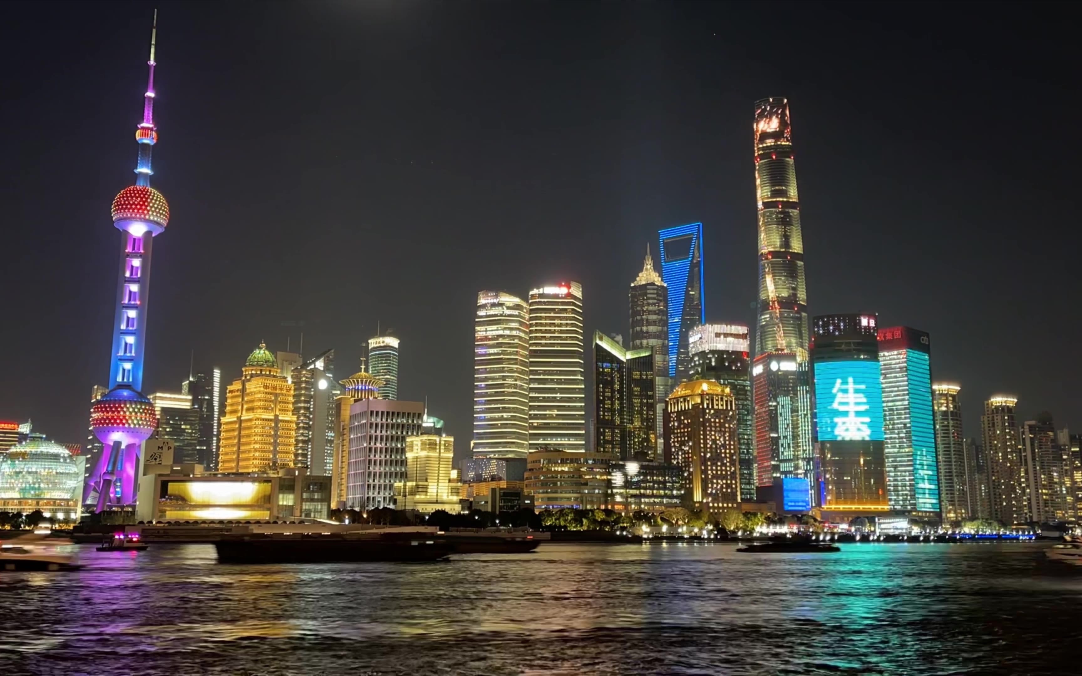 【延时】上海外滩跨年灯光秀是怎样的?