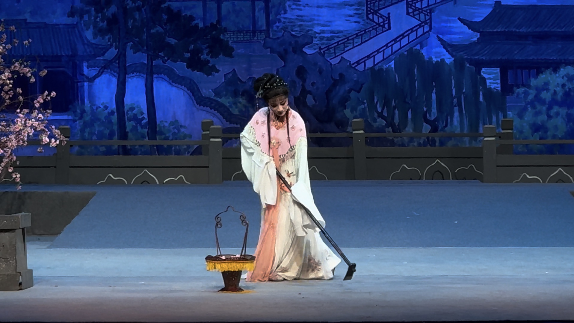 宁波小百花越剧团《红楼梦·葬花》第一段