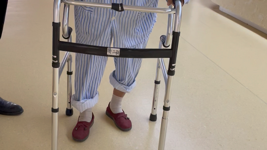 今年92岁,入院做右侧人工股骨头置换术,术一日可自行助行器协助行走